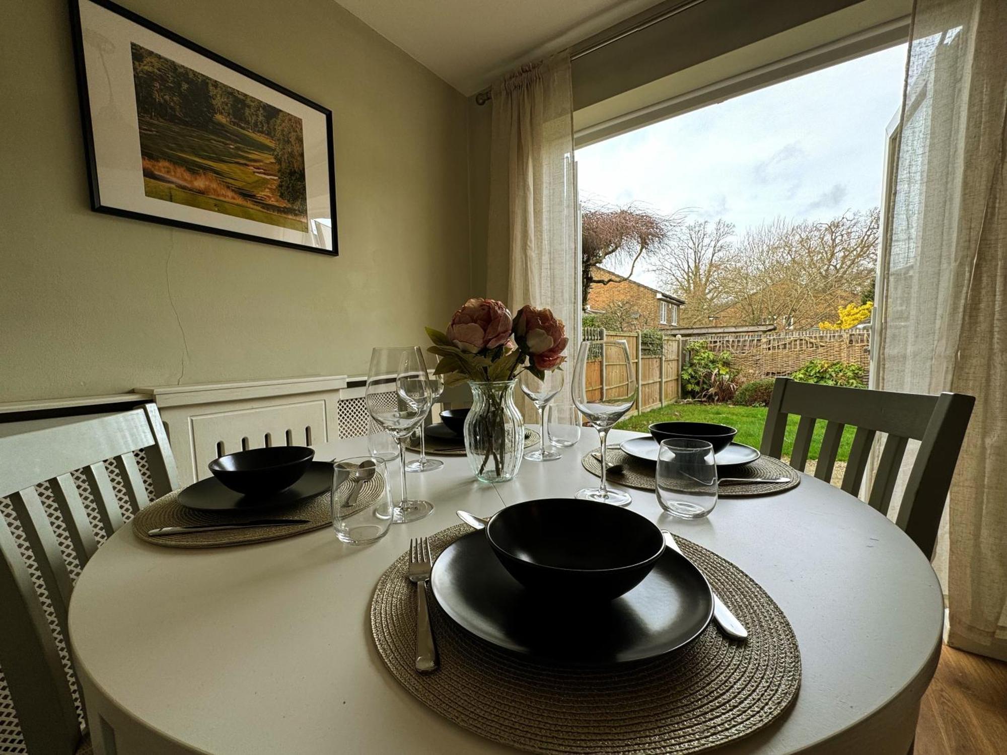Chieveley Mews By Sarrochic Villa Sunningdale Exterior photo